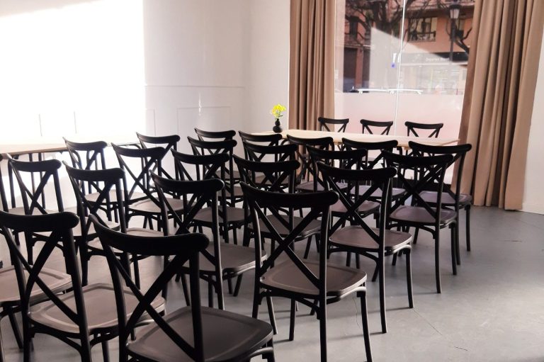 Estilo teatro para presentaciones, ponencias y cursos en GDM Salón de eventos Montaje en forma de teatro con sillas alineadas