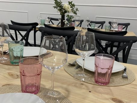 Vajilla completa en evento privado Detalle de vajilla completa y montaje de mesa elegante en evento privado celebrado en GDM Salón de Eventos