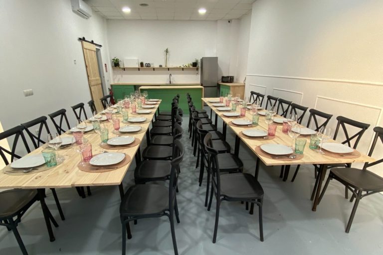 Montaje estilo comedor para eventos informales, más capacidad de invitados en menos espacio Montaje estilo comedor con 2 mesas paralelas
