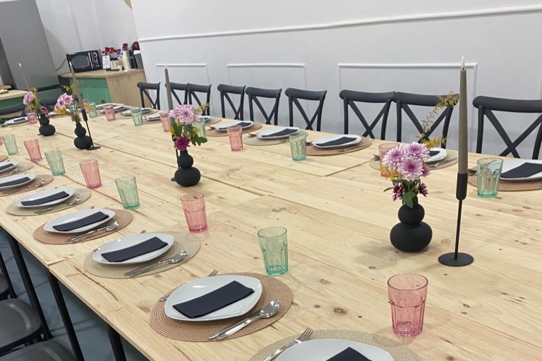 Mesa imperial con vajilla para evento familiar Mesa larga de madera con vajilla completa