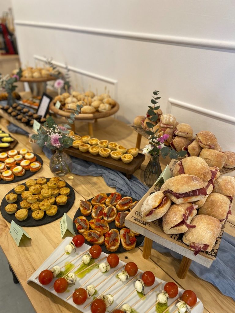 Menú de Cóctel en GDM Montaje tipo cóctel en GDM salón de eventos en Valencia con nuevo menú cóctel y referencias gastronómicas presentadas en formato informal