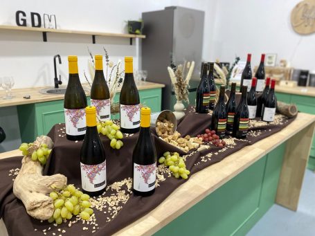 Cata de vinos en Valencia Cata de vinos privada en GDM con tres vinos seleccionados y mesa preparada para maridaje en ambiente íntimo